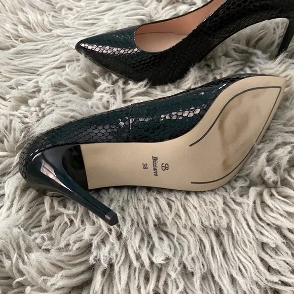 Black Lacquered Snake Skin Heels Size 38 - Picture 4 of 6